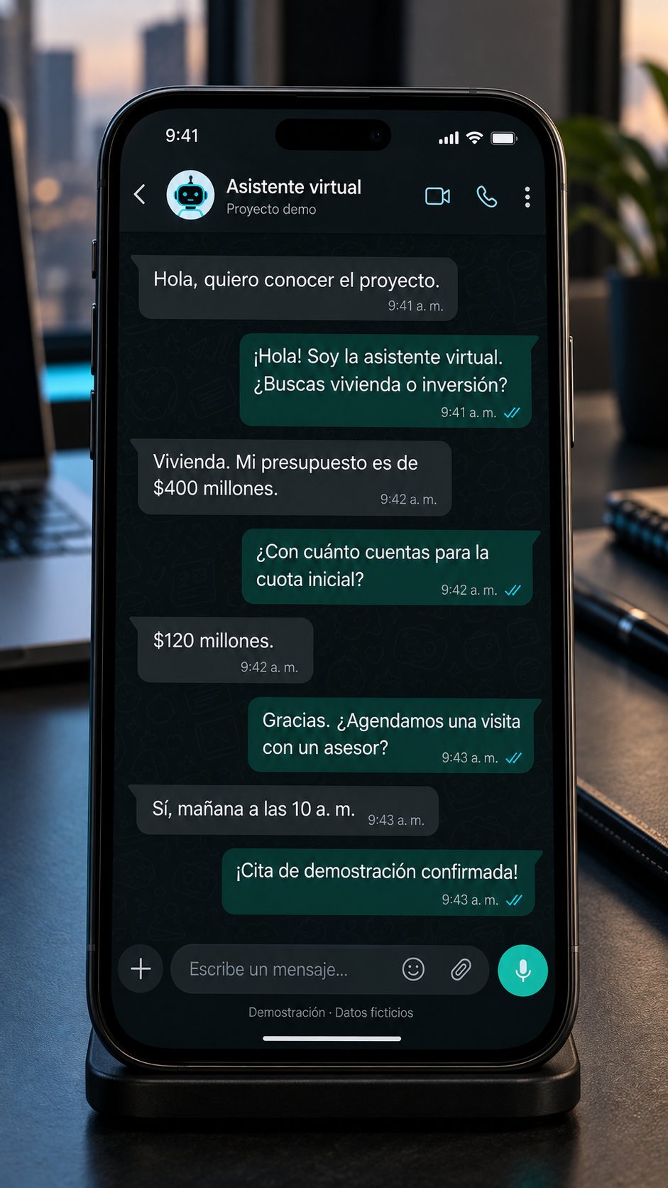 Conversación de WhatsApp en un celular: la asistente virtual pregunta presupuesto y cuota inicial y agenda una visita con un asesor
